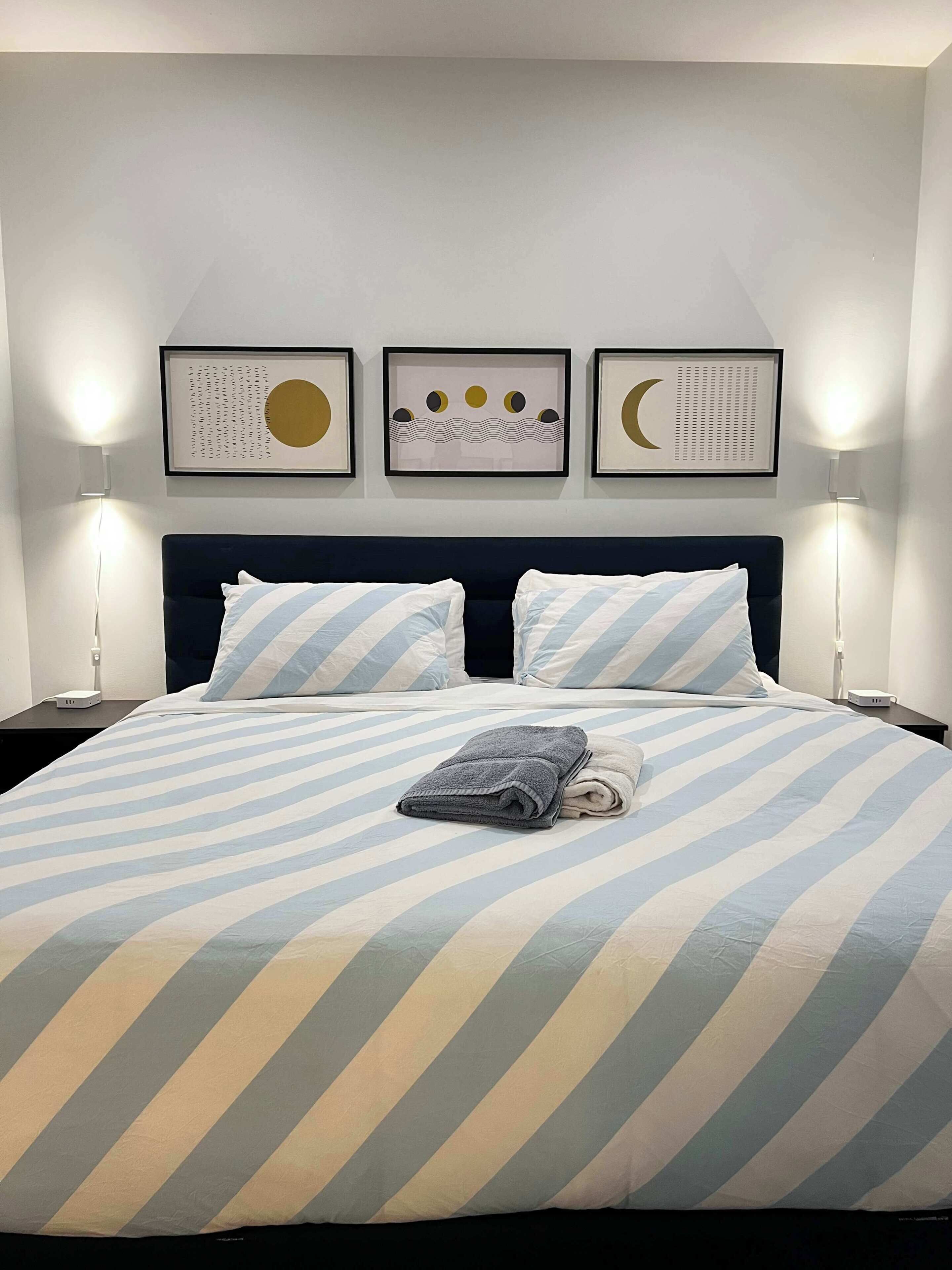 Escritorio, tabla de planchar con plancha, wifi y ropa de cama 