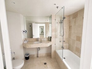 Ein modernes Badezimmer mit Duschkabine, doppelter Waschtisch und Toilette.