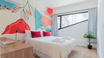 Escritorio, espacio para trabajar con laptop y cortinas blackout