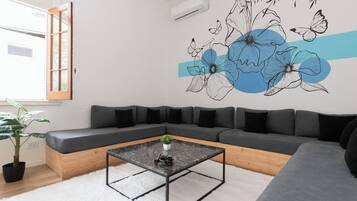 Apartment, 3 Bedrooms (C) | Living area