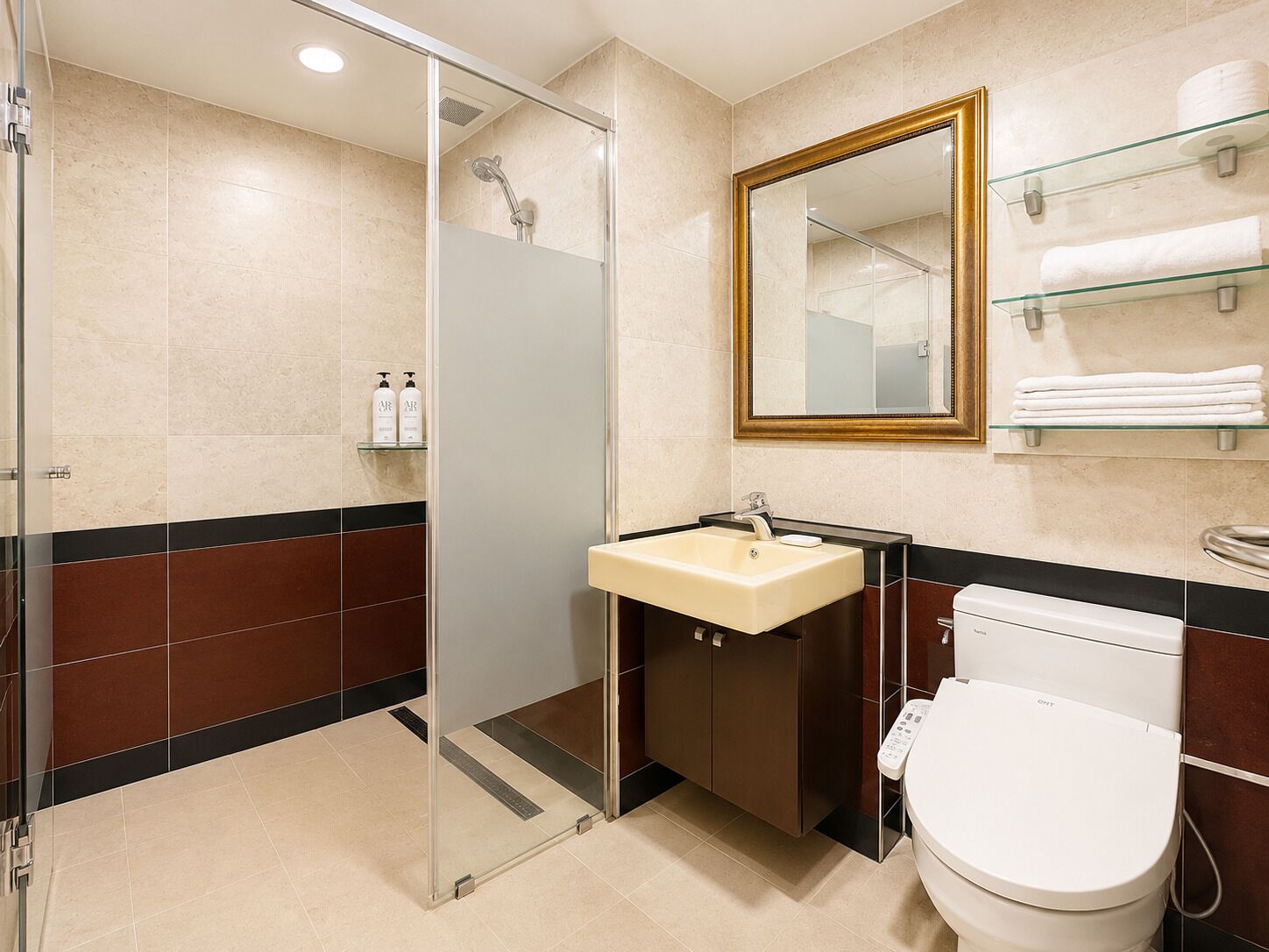Studio | Bathroom | Hair dryer, towels, soap, shampoo