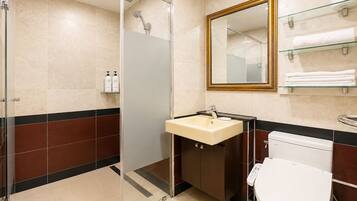 Studio | Bathroom | Hair dryer, towels, soap, shampoo