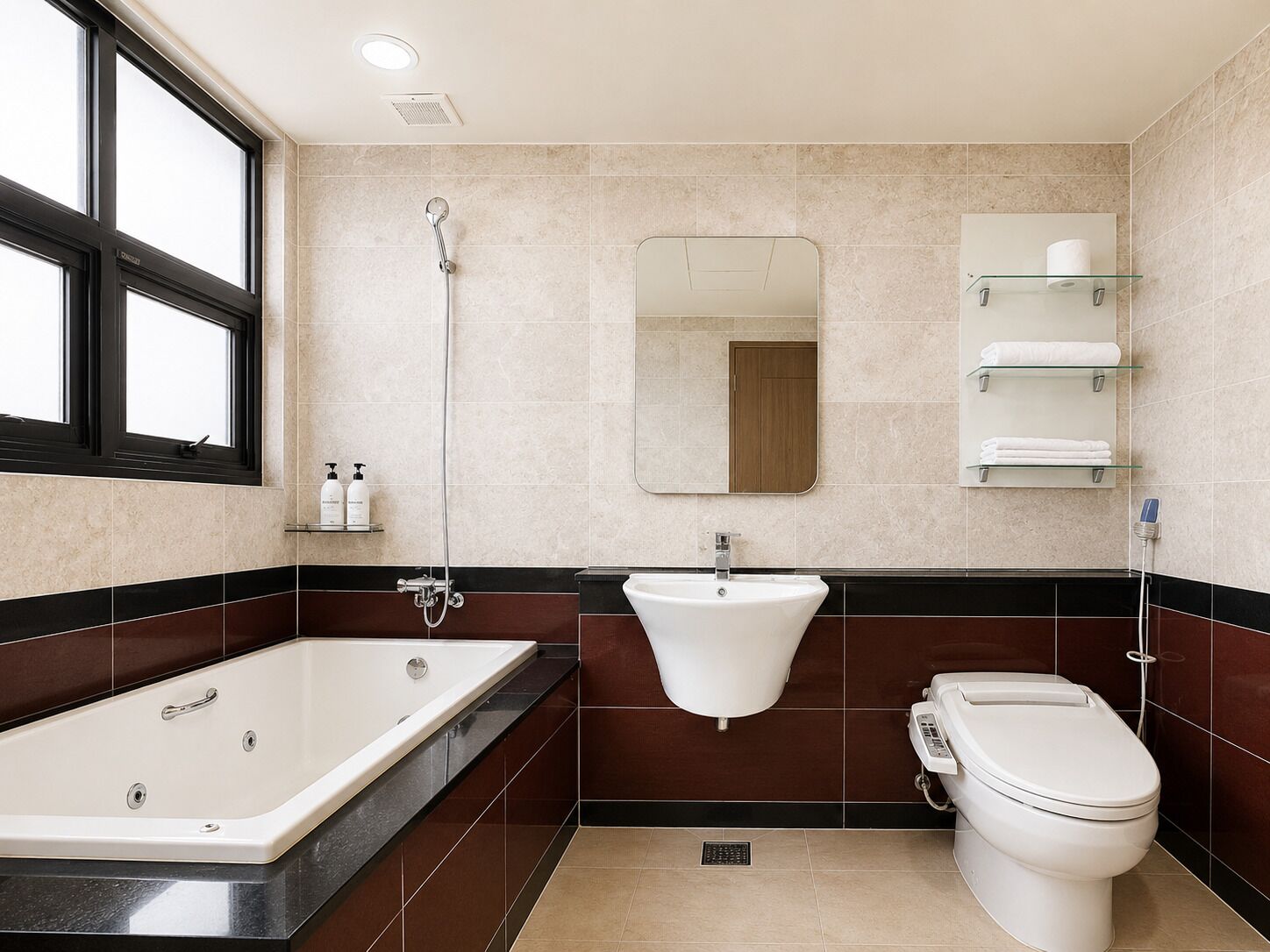 Un baño moderno con bañera, lavamanos, inodoro, ducha y ventana.