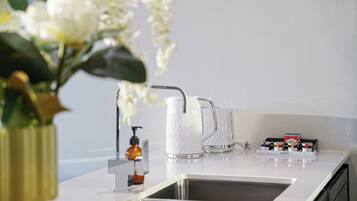 Cafetera y tetera, refrigerador, microondas y horno
