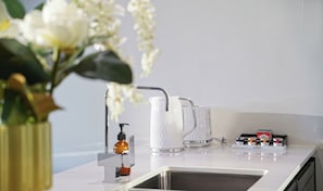 Wasserkocher mit Kaffee-/Teezubehör, Kühlschrank, Mikrowelle, Ofen