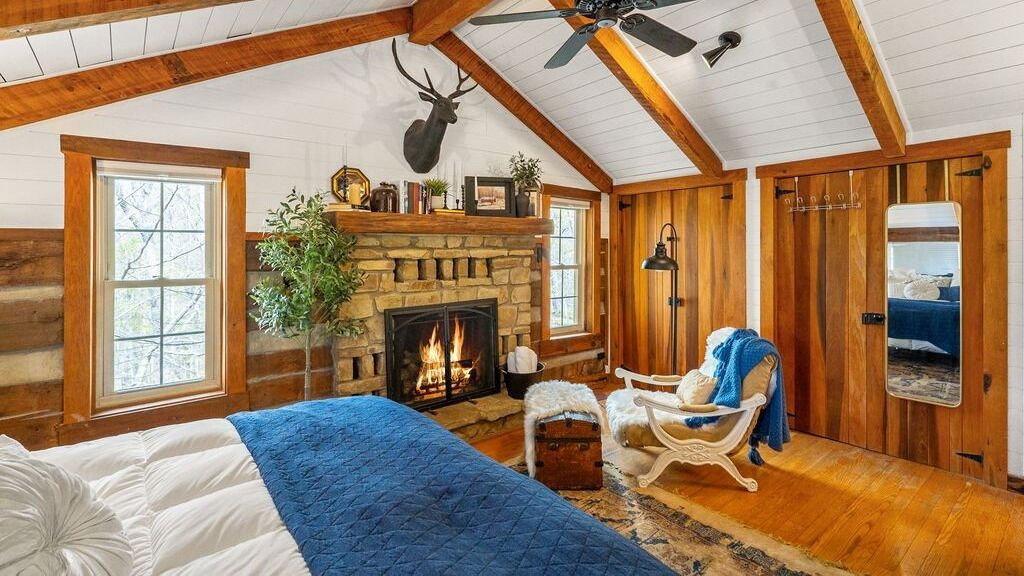 2 bedrooms, desk, iron/ironing board, internet