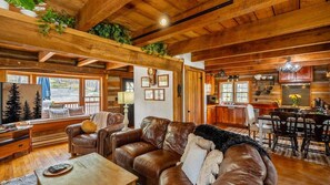 Smart TV, fireplace, books - Lost & Found Log Cabin | Private Hot Tub Retreat in Brown County (Morgantown)