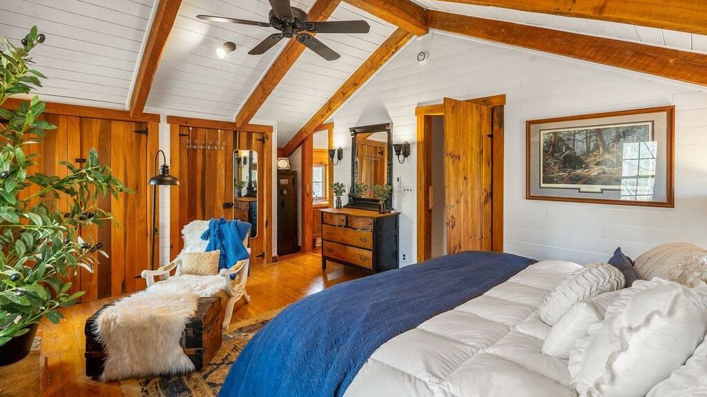 2 bedrooms, desk, iron/ironing board, Internet