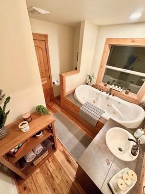 Shower, jetted bath, hair dryer, towels - Quiet, wooded cottage in Marion perfect for relaxing stays (Marion)
