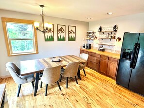Dining - Quiet, wooded cottage in Marion perfect for relaxing stays (Marion)