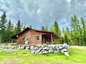 Exterior - Quiet, wooded cottage in Marion perfect for relaxing stays (Marion)
