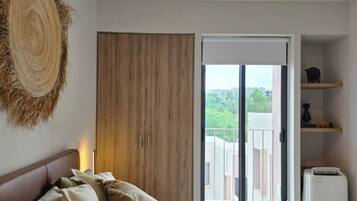 Iron/ironing board, WiFi, bed sheets