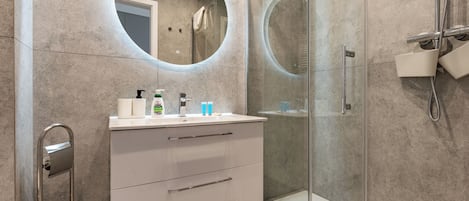 Douche, séchoir à cheveux, serviettes fournies