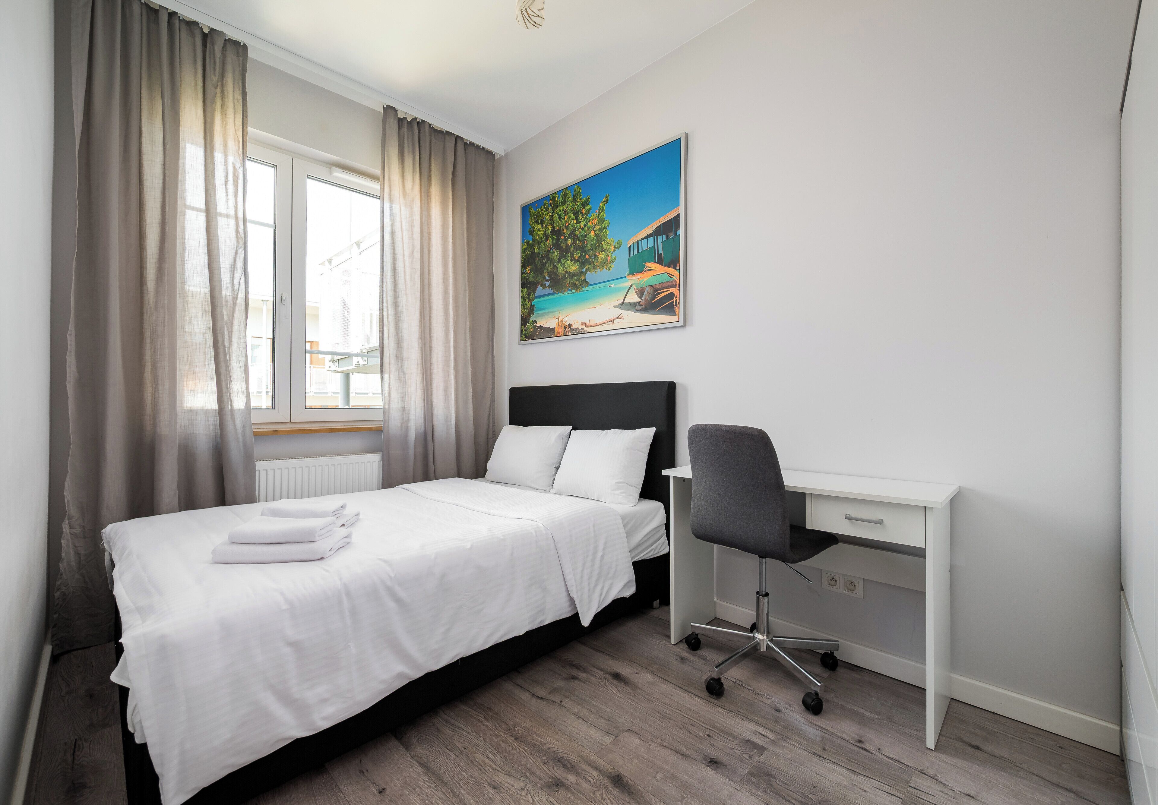 Tabla de planchar con plancha, wifi y ropa de cama 