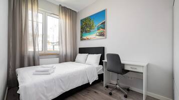 Tabla de planchar con plancha, wifi y ropa de cama