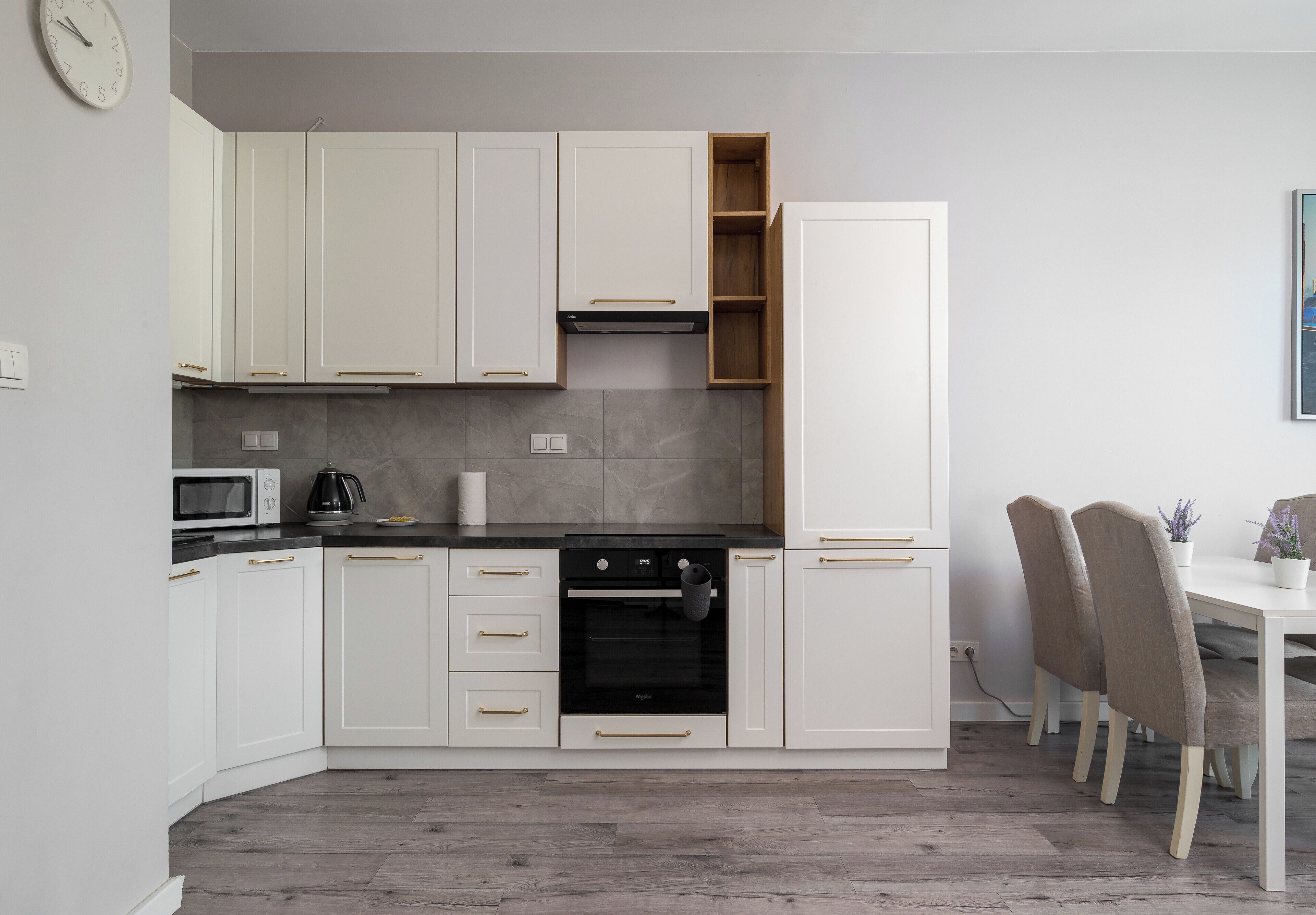 Fridge, oven, stovetop, dishwasher