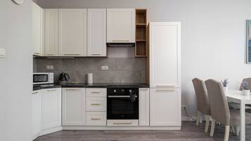Fridge, oven, stovetop, dishwasher