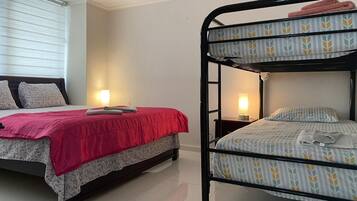 1 habitación, tabla de planchar con plancha, wifi y ropa de cama