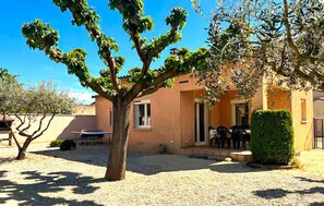 A building with a gravel courtyard, a table, chairs, and a tree. - Stunning home in Sampzon (Sampzon)