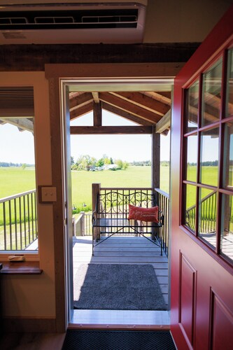 New Beautiful studio with stunning mountain views. 20 minutes from Glacier Park