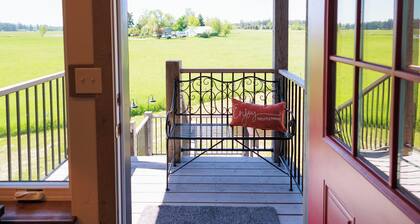 New Beautiful studio with stunning mountain views. 20 minutes from Glacier Park