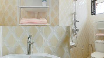Habitació individual clàssica | Bany | Dutxa, tovalloles i paper higiènic