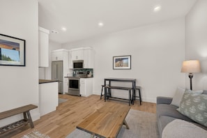 A modern apartment with a kitchen, dining area, and living room. - Getaway on the Henry's Fork (Saint Anthony)