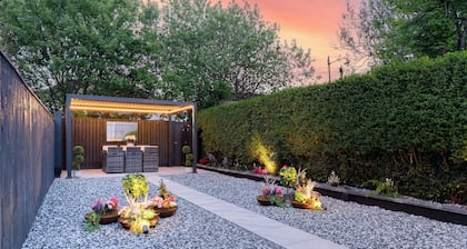 Stylish 5BR Home - Garden Pergola