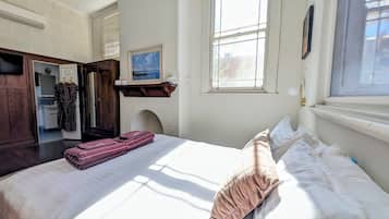 Apartamento superior, vista para o pátio | Ferros/tábuas de passar roupa, Wi-Fi de cortesia