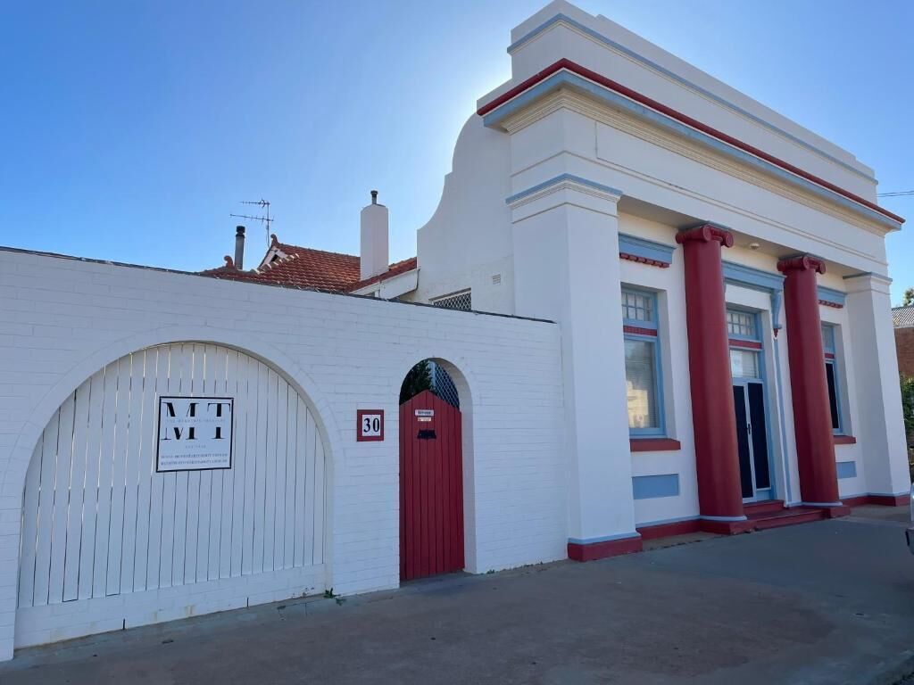 Casa superior, 4 quartos, vista para o jardim | Fachada