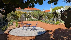 Casa superior, 4 quartos, vista para o jardim | Opções para refeição ao ar livre