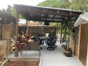 Outdoor dining - Eirini’s Home (Tarpon Springs)