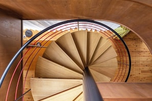 Eine Wendeltreppe mit Holzstufen und Metallgeländern.