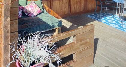 Cabin Sleeps 4 with Hot Tub and Garden