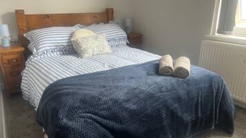 4 bedrooms, iron/ironing board, WiFi, bed sheets