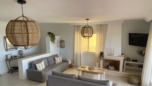 Ein modernes Wohnzimmer mit einer Eckcouch, einem Couchtisch und einem Kamin.