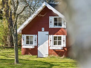 A red wooden house with white shutters, a white door, and a number '47' sign. - 4 Star Holiday Home in Gilleleje (Gilleleje)