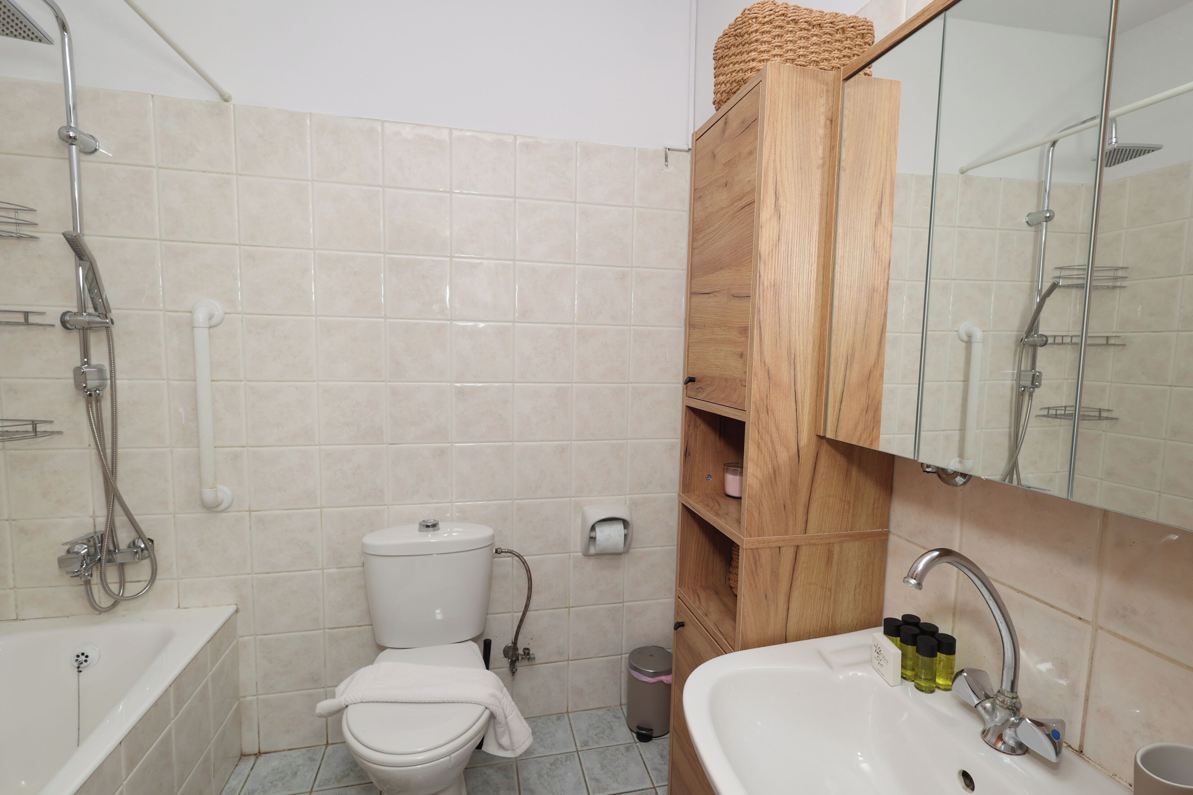 Appartement, balcon | Salle de bain | Chaussons