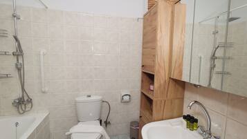 Appartement, balcon | Salle de bain | Chaussons
