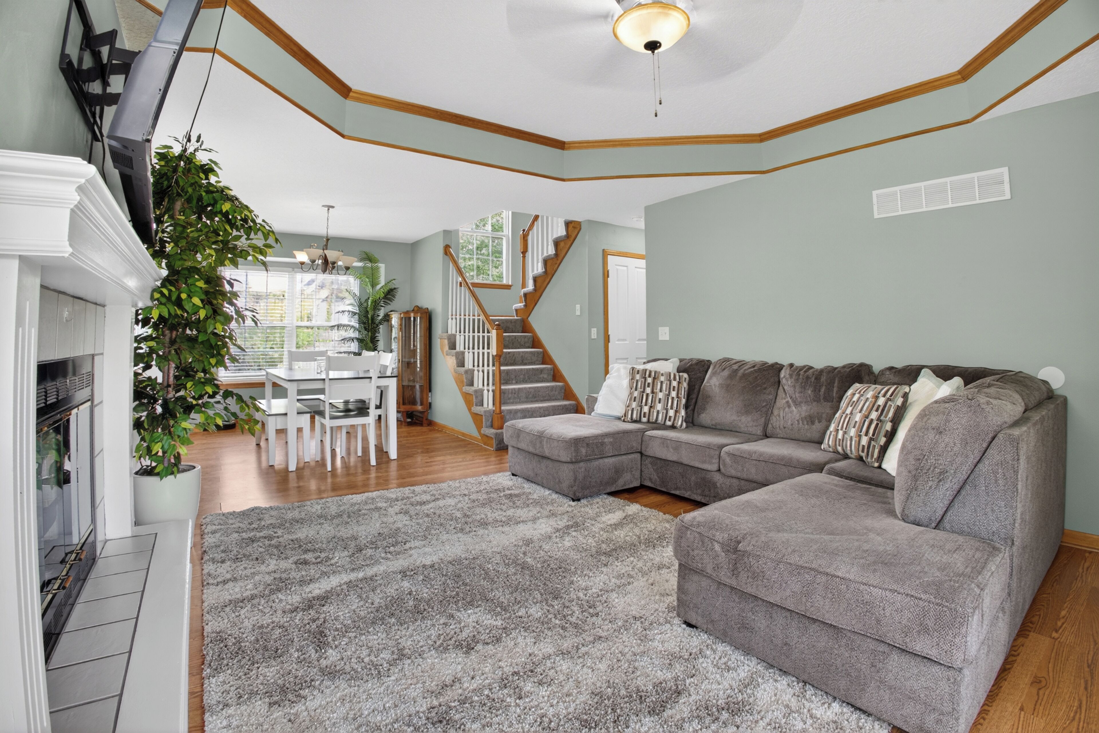 リビング エリア. 3 King Suites - Spacious 5BR Retreat Near Lee's Summit - Close to Arrowhead
