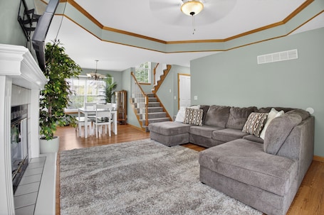 リビング エリア. 3 King Suites - Spacious 5BR Retreat Near Lee's Summit - Close to Arrowhead