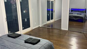 Tabla de planchar con plancha, wifi y ropa de cama