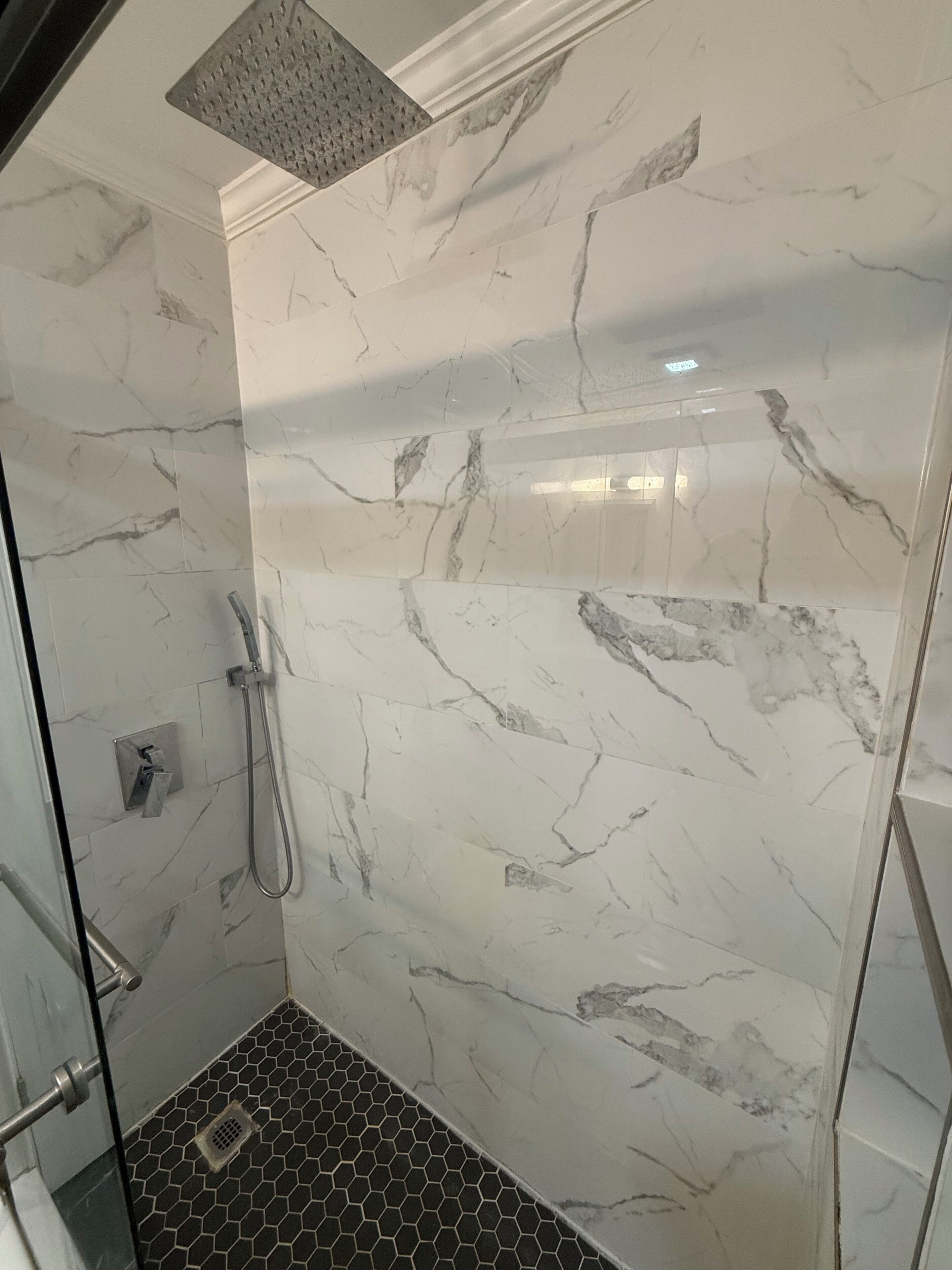 Regadera, secadora de cabello, bidet, toallas 