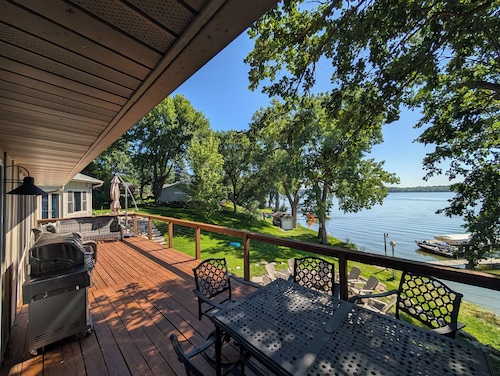 Spacious 4 bedroom House on Briggs Lake w/ Private Dock & Beautiful Sunrises