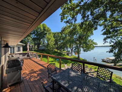 4 BR Briggs Lake Retreat w/Large Dock & NEW Fire Pit. Only 1 HR from Twin Cities