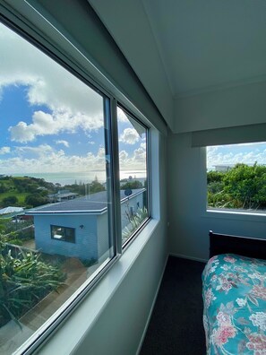 3 bedrooms, iron/ironing board, WiFi, bed sheets - Cable Bay Moana View House (Cable Bay)