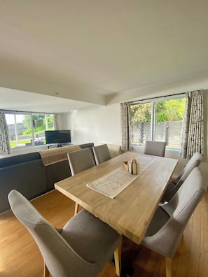Dining - Cable Bay Moana View House (Cable Bay)