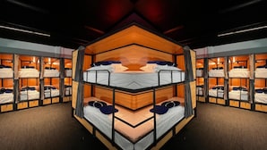 Ein Schlafraum mit Etagenbetten, Holzwänden und einer spiegelnden Decke.