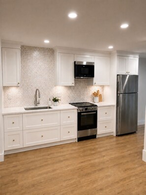 Frigorífico, microondas, horno y placa de cocina