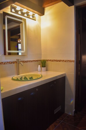 Bathroom - Lolos Place (Antigua Guatemala)